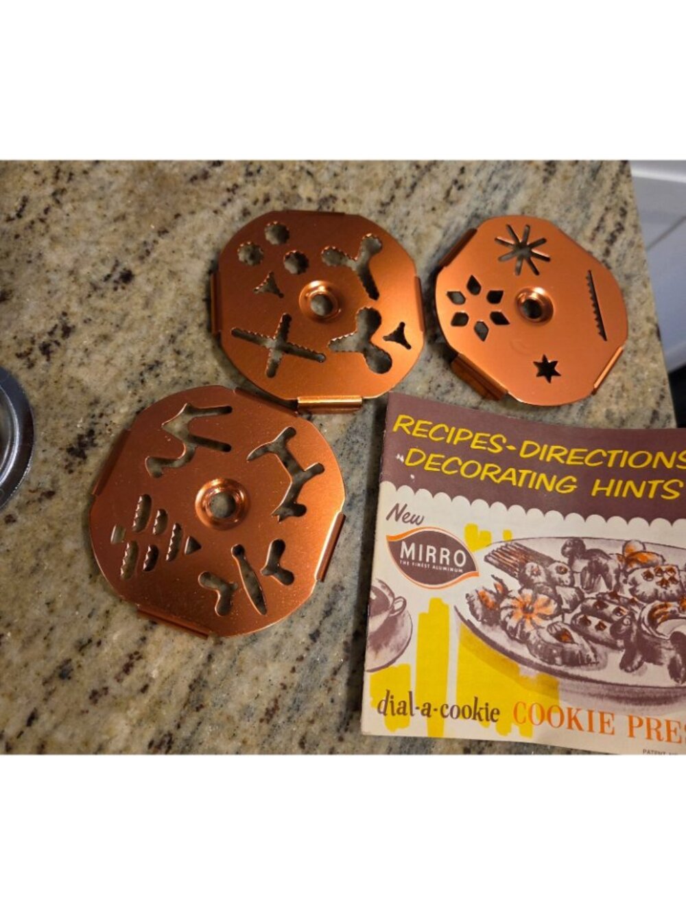 Vintage Mirro Dial-A-Cookie Aluminum Crank Cookie Press 3 Disc & Book  1960's - Picture 10 of 13